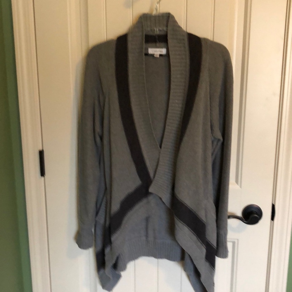 Gorgeous open style gray sweater with pockets. Calvin Klein size medium.